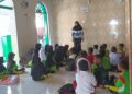Murid SDN Karangbale 01 Brebes Belajar di Teras Masjid