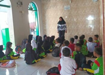Murid SDN Karangbale 01 Brebes Belajar di Teras Masjid