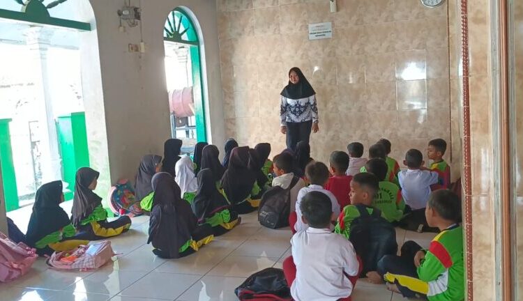 Murid SDN Karangbale 01 Brebes Belajar di Teras Masjid