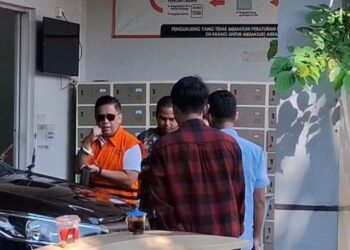 Hasto Kristiyanto Keluar Rutan dengan Kacamata Hitam, Masih Pakai Rompi dan Tangan Diborgol