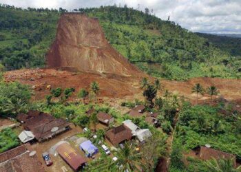 Longsor di Bogor Tewaskan Lansia Terseret Air